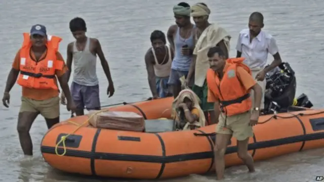 أجلت السلطات الآلاف خشية السيول في نيبال.