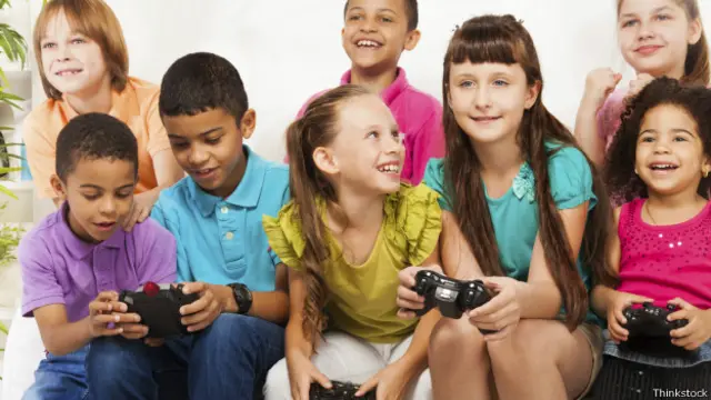 Crianças jogam videogame. Credito: Thinkstock