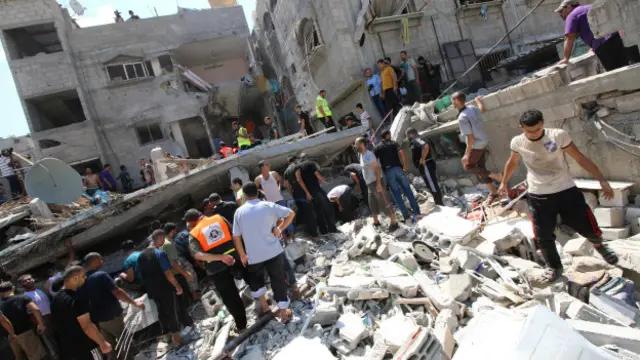 خانه چهارطبقه خانواده البکری در غزه که در حملات امروز ویران شد. عکس: کامبیز فتاحی