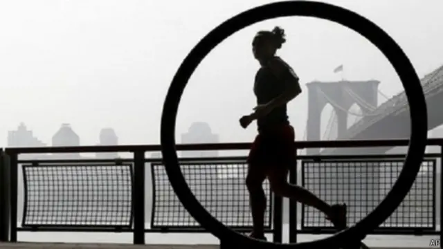 يقول باحثون إنهم تمكنوا من رصد بيانات أجهزة رياضية برتديها بعض الأفراد لمتابعة حالتهم الصحية.