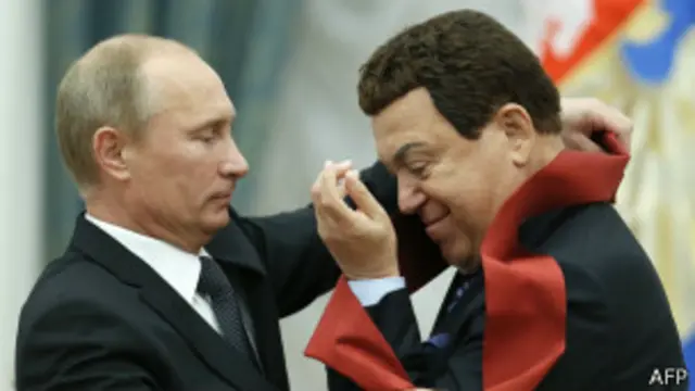 Владимир Путин награждает Иосифа Кобзона