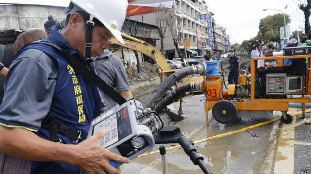 高雄市环保局人员用仪器在气爆现场配合检察官调查（台湾中央社图片4/8/2014）