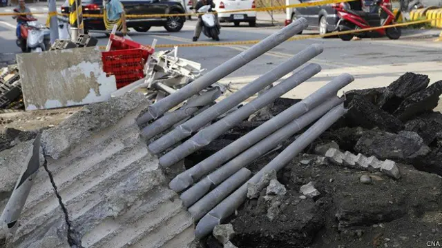 高雄气爆现场一角外露的破损管线（台湾中央社图片4/8/2014）