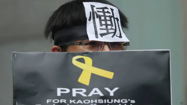 环保活动人士在台北行政院环保署外为高雄气爆遇难者祈福（台湾中央社图片4/8/2014）