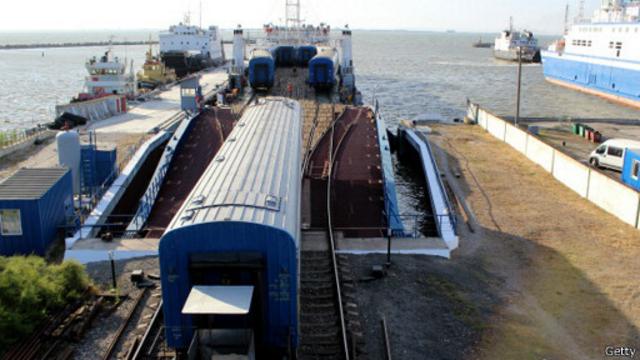 Паром с железнодорожным составом прибывает в Крым через Керченский пролив