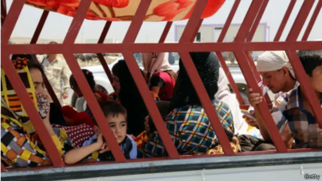 یزیدی قبیلے کے دسیوں ہزار کرد سنجار اور زمار پر اسلامی مملکت کے قبضے کے بعد اپنے گھر بار چھوڑنے پر مجبور ہو گئے ہیں