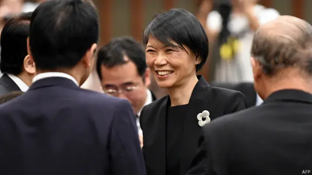 台灣第一夫人周美青（中）在東京博物館向故宮博物院特展來賓問好（4/8/2014）