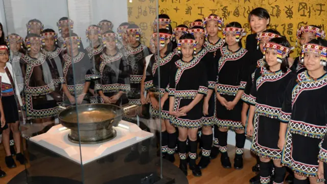 周美青（後排右二）與台灣原聲童聲合唱團團員一同觀賞東京特展展品（4/8/2014）