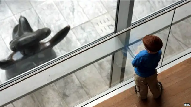 英国国家美术馆的一名发言人说：“儿童通过参观画廊和博物馆获益良多。”