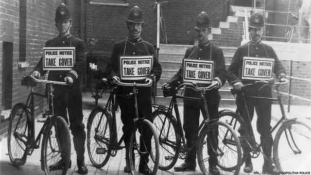 விமானத் தாக்குதல் எச்சரிக்கைக் கடமையில் ஈடுபட்டிருக்கும் லண்டன் மெட்ரோபோலிட்டன் போலிஸ் அதிகாரிகள் 