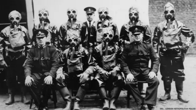 விஷ வாயு வீச்சுக்கு எதிரான முகமூடி அணியும் பயிற்சியில் ஈடுபட்டிருக்கும் லண்டன் மெட்ரோபோலிட்டன் போலிஸ் அதிகாரிகள் 