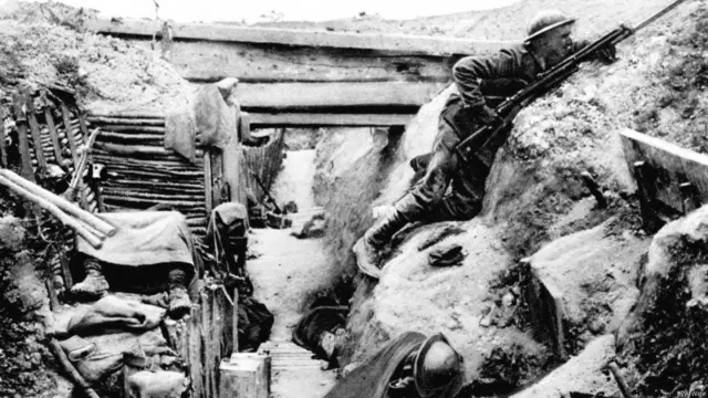 1916ல் சோம் மோதலின் போது, அல்பெர்ட் என்ற இடத்துக்கு அருகே, ஓவிலர்ஸ் என்ற இடத்தில் ஜெர்மானியர்களிடமிருந்து கைப்பற்றப்பட்ட பதுங்குகுழி ஒன்றி பிரிட்டிஷ் படையினர் தூங்குகையில், ஒரு வீரர் காவல் காக்கும் காட்சி 