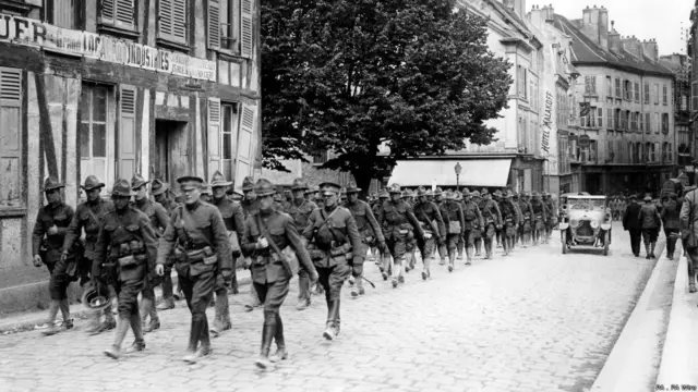 பிரான்ஸ் நகர் ஊடாகச் செல்லும் அமெரிக்கப் படையினர்