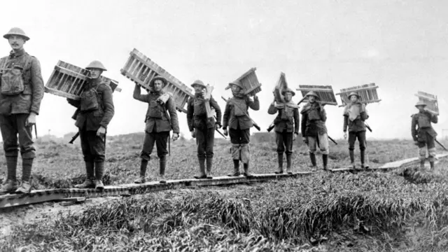 சோம் மோதலின் போது பிரிட்டிஷ் படையணி ஒன்று பலகைகளை சதுப்பு நிலத்தின் ஊடாக எடுத்துச் செல்கிறது