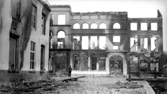 பெல்ஜியத்தின் டெர்மோண்ட் நகரில் பெல்ஜியம் தேசிய வங்கியின் இடிபாடுகள்