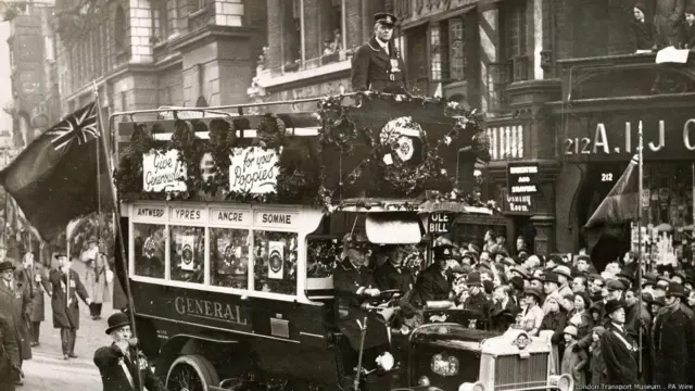 போரில் உயிர்நீத்த போக்குவரத்து ஊழியர்களுக்கு நினைவஞ்சலி செலுத்திய இந்த 1920 நிகழ்வு தின அணிவகுப்பில், 1911 காலத்திய பி-ரக பஸ் ஒன்று கொடிகள் தாங்கிய வீரர்கள் சூழ வருகிறது. பூமாலைகள், மலர் வளையங்கள் போன்றவை லண்டன் நெடுகிலும் உள்ள பஸ் நிலையங்களில் வைக்கப்பட்டன