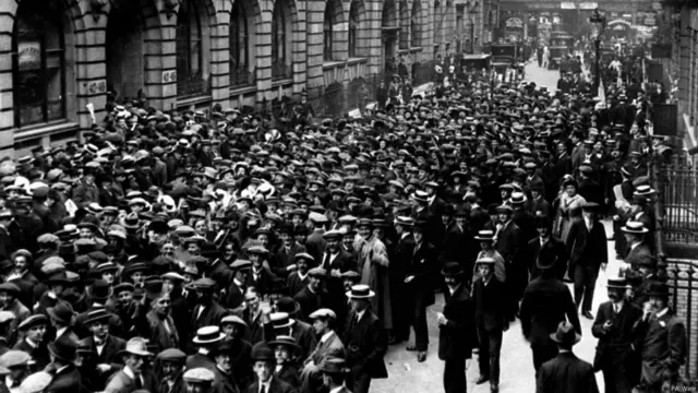 லண்டனின் தாக்மார்ட்டன் வீதியில் படைகளுக்கு ஆள் சேர்க்கும் காட்சி