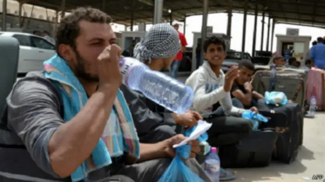 تجمع آلاف العمال المصريين الذين فروا من العنف الدائر في ليبيا عند معبر رأس جدير التونسي للعودة لبلادهم.