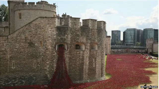 在倫敦塔，888,246朵陶瓷做的罌粟花代表了一戰中為英國戰死的每一名戰士。