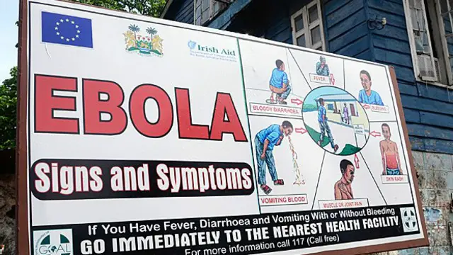 Un afiche en Sierra Leona informa sobre los signos y síntomas del Ébola.