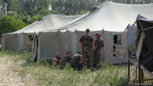 Украинские военнослужащие во временном палаточном лагере в Гуково, Ростовская область