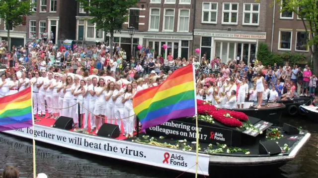 رژه، با حرکت قایقی سفید رنگ به یاد دو فعال مبارزه با ایدز که در پرواز MH17 کشته شدند آغاز شد 