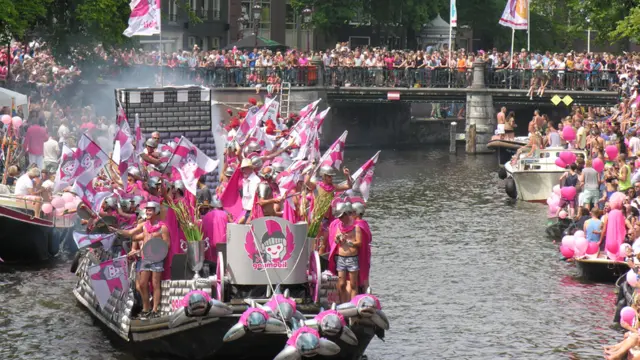 نوزدهمین سال برگزاری این جشنواره چهارساعته با حرکت دستجمعی قایق‌ها در مسیر کانال آمستردام همراه با موسیقی انجام شد