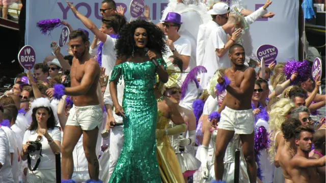 شرکت کنندگان، تماشاچیان و افراد کنار کانال را به رقص و خواندن آواز دعوت می‌کنند