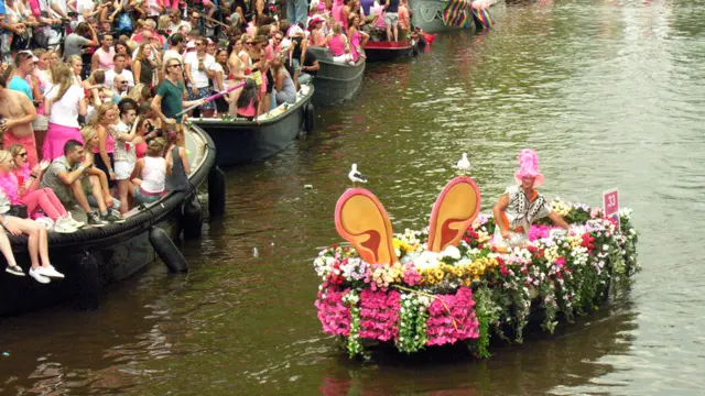 قایق‌های زیادی برای تماشا در دو طول طرف کانال لنگر می اندازند و بازدید کننده هایی که از سراسر دنیا برای تماشا آمده اند با تشویق و پایکوبی از رژه استقبال می‌کنند