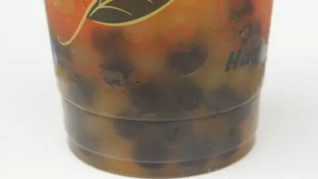 珍珠奶茶就是加了粉圓的奶茶，最早源於台灣。