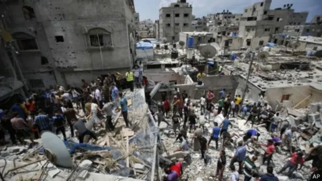 الهجمات الإسرائيلية هدمت آلاف المنشآت المدنية التي شملت المنازل والمساجد والمدارس.