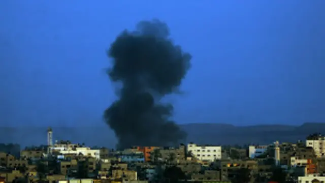 Daha əvvəl İsrail 7 saatlıq barışıqdan sonra Qəzzaya hava hücumlarını bərpa edib.