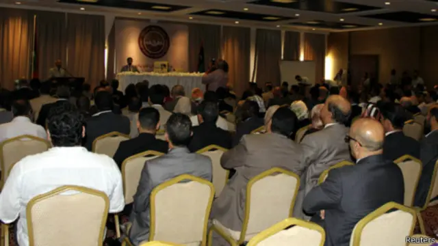 القتال في طرابلس وبنغازي اجبر مجلس النواب الجديد على عقد أولى جلساته في طبرق.