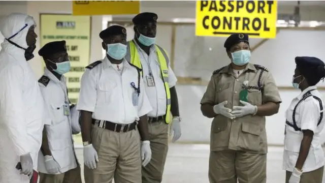 Les employés des aéroports du Nigeria sont équipés de masques de protection pour contrôler les passagers