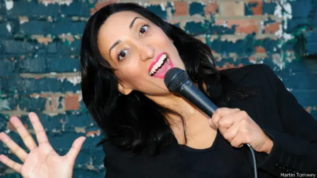 (पाकिस्तानी मूल की शाज़िया मिर्ज़ा ब्रिटेन में स्टैंड अप कॉमेडियन के तौर पर शो करती हैं)