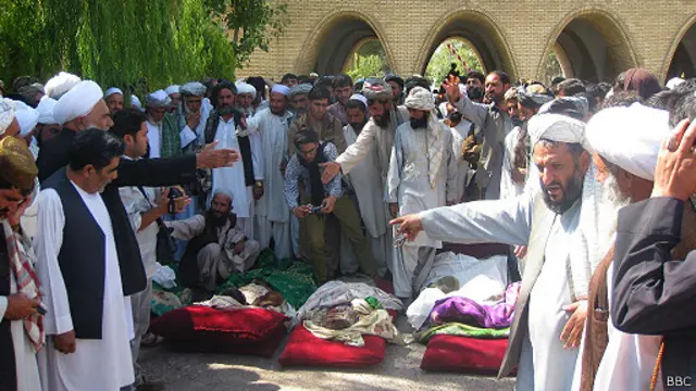 د وژل شویو مړي د هرات د ولایت ودانۍ مخې ته د احتجاج په توګه اېښودل شوي