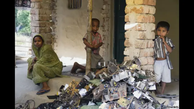 कम्प्यूटर के मदरबोर्ड का ढेर