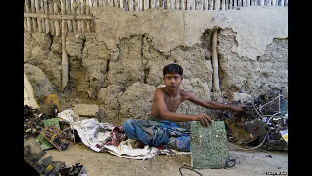 कोचीमुनि की उम्र 15 साल है और वे मिट्टी की बनी अपनी झोपड़ी में इलेक्ट्रॉनिक कचरे को अलग कर रहे हैं.