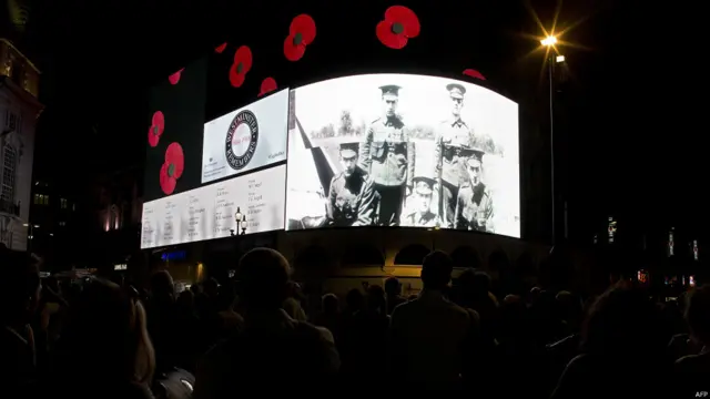لندن کی مشہور تفریحی جگہ پکیڈلی سرکس پر لگی بڑی سکرین پر انتظامیہ نے جنگ کے بارے میں یادگاری تصاویر دکھائیں۔