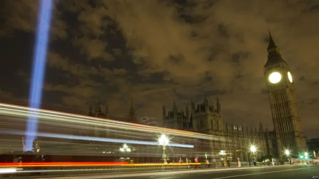 برطانوی پارلیمان بھی اندھیرے میں ڈوبا نظر آیا۔ تصویر میں آسمان پر نظر آنے والی روشنی جاپان کے روشنی کے فنکار روجی اکیڈا کا فن پارہ ہے۔ 