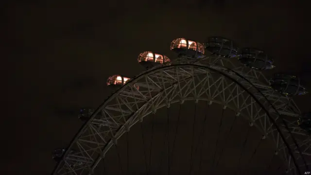 1914 سے 1918 تک جاری رہنے والی اس جنگ میں ایک کروڑ سے زیادہ فوجیوں اور عام شہریوں کی جانیں ضائع ہوئیں۔ لندن کے مشہور تفریحی مقام لندن آئی پر بھی کم ہی روشنی نظر آئی۔ 