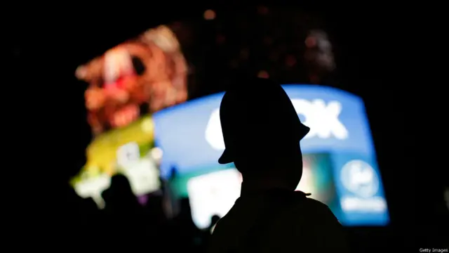 پہلی جنگِ عظیم میں ہلاک ہونے والوں کو خراج تحسین پیش کرنے کے لیے تقریباً پورے ہی لندن میں لوگوں نے احتراماً روشنیاں بند رکھیں۔ 