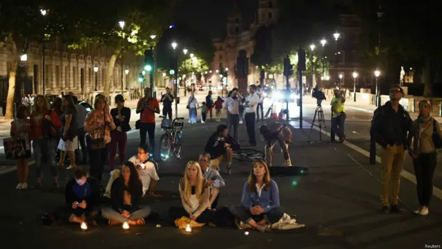 لندن میں پہلی جنگِ عظیم کی یادگار پر لوگوں نے خاموشی اختیار کی۔