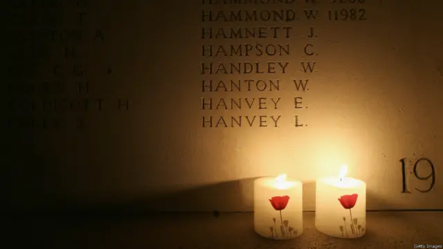 مینن گیٹ پر لوگوں نے مرنے والوں کی یاد میں چراغ روشن کیے۔