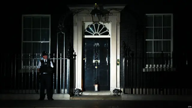 چراغ گل میں ہر عام و خاص عمارت شامل تھی۔ برطانوی وزیر ِ اعظم ڈیوڈ کیمرون کی رہائش گاہ پر بھی صرف ایک بتی جلتی ہوئی نظر آئی۔