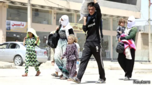 ایک اندازے کے مطابق تقریباً ایک لاکھ افراد خودمختار کرد علاقے کی جانب نقل مکانی کر رہے ہیں