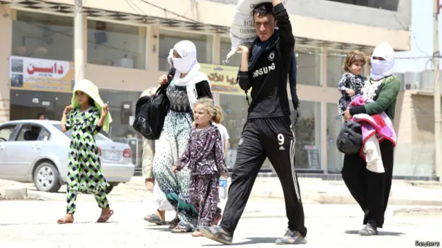 شدت پسندوں کے حملوں کے بعد کئی اقلیتیوں کو نقل مکانی کرنا پڑی ہے جس میں یزیدی اور عیسائی برادریاں شامل ہیں