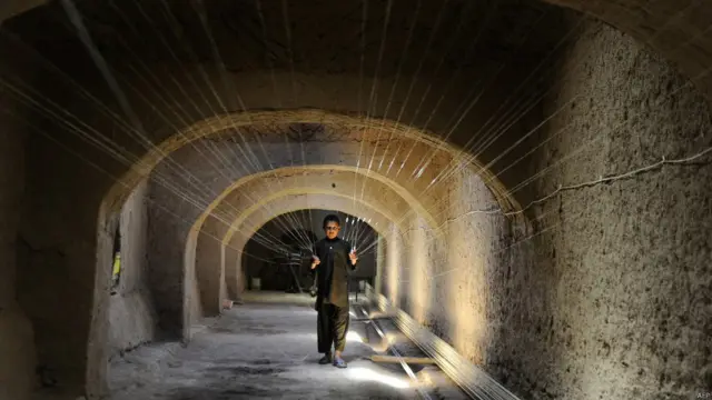 अफगानिस्तान के हेरात सूबे में रेशम का उत्पादन