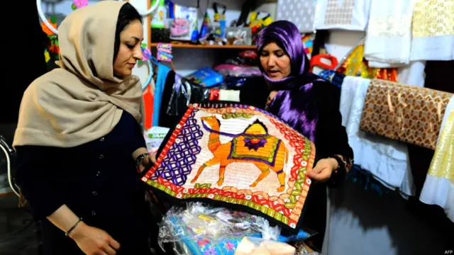 अफगानिस्तान के हेरात सूबे में रेशम का उत्पादन