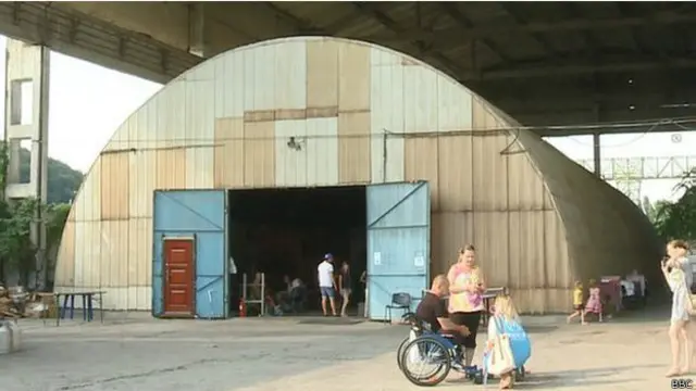 Ангар на территории завода, где разместили беженцев с востока Украины